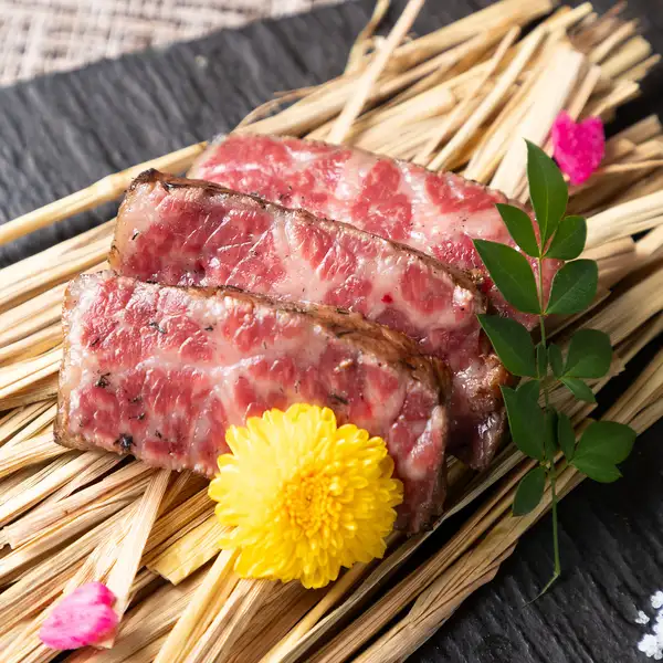1階のコの字カウンターは、少人数にぴったりのライブ感ある空間です。目の前で藁焼きや原始焼きが調理され、香ばしい香りとともに楽しめます。職人の手さばきを間近に感じられ、デートや接待にもおすすめ。京町屋の温かみある照明が心地よさを演出。落ち着いた雰囲気の中、会話も弾みます！臨場感抜群です!!
