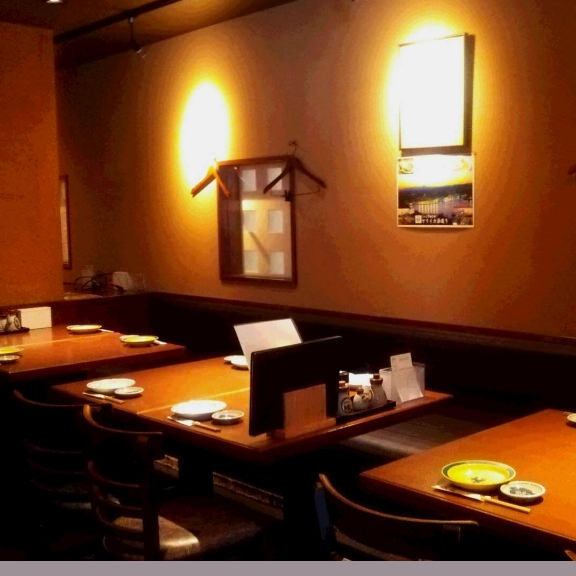Table seats that are perfect for small groups and allow you to sit without taking off your shoes.Seats can be rearranged to suit the number of people from 4 to 12 people.We can accommodate your requests, such as small banquets and lunchtime moms' parties.