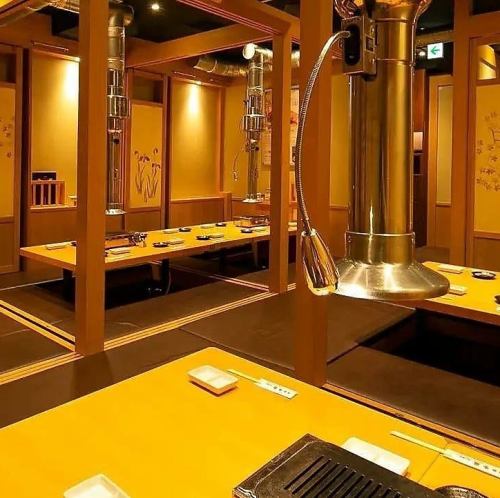 【個室貸切/最大30名様】広々掘りごたつフロア！人数が多くても開催必須な会に◎隣り合わせた15名様の掘りごたつ個室を2部屋つなげることで、最大30名様の大きな貸切フロアとしてお使いいただけます。宴会、同窓会、決起会など、人数が多く密を避けたい時にぜひご利用ください。幹事様、下見も大歓迎。