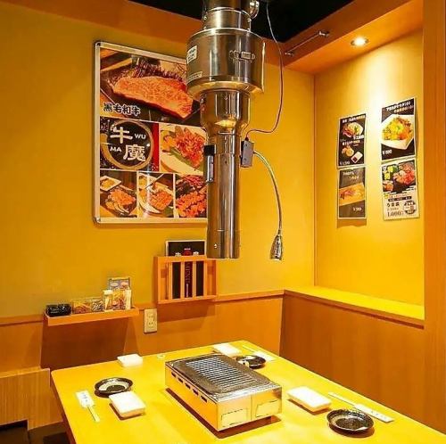 【テーブル個室/1～4名様まで】隠れ家的な雰囲気★焼肉デート、焼肉ランチも◎1名様～4名様でご利用いただけるプライベート空間！隠れ家的な雰囲気は、お二人の距離をグッと縮めます。盛り上がる焼肉デートにおすすめ。ランチでは1名様でもよくご利用いただいております★