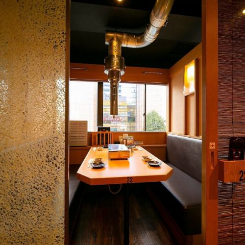 【テーブル個室/4名様まで】自分たちだけの空間で、大切な会話もゆっくりと♪適度なプライベート感が、親密度を増す完全個室。ビジネスの大事な会話や、誕生日会など大切な会にぴったりです。心に残る充実のひと時をしっかりとサポートいたします。
