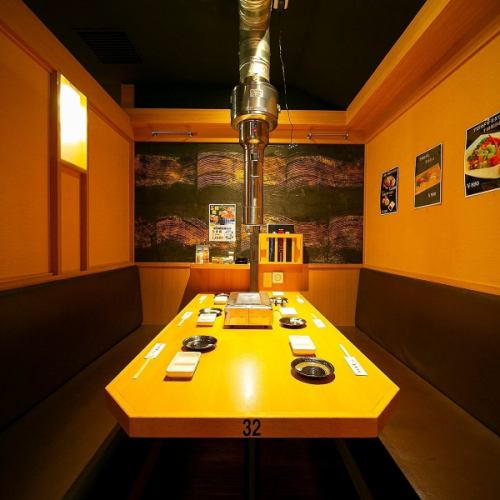 【テーブル個室/6名様まで】楽に座れる広々空間！ご家族で過ごすのに丁度いい広さです。足腰に負担なくお過ごしいただける、テーブル個室をご用意。お子様から大人まで、幅広い世代が揃うご家族でのお食事や、ちょっとした宴会利用にもおすすめです。6名様までご利用可能で、和気あいあいとお楽しみいただけます。