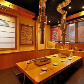 【掘りごたつ個室/10名様まで】脚を伸ばして過ごせる★和風でほっこり落ち着く場所。10名様までお過ごしいただける掘りごたつ個室。気の合う仲間だけの飲み会や、ちょっとした宴会にぴったりです。清潔感ばっちりの空間は、幹事様のセンスが褒められること間違いなし。人気のお席につき、早めのご予約がおすすめです。