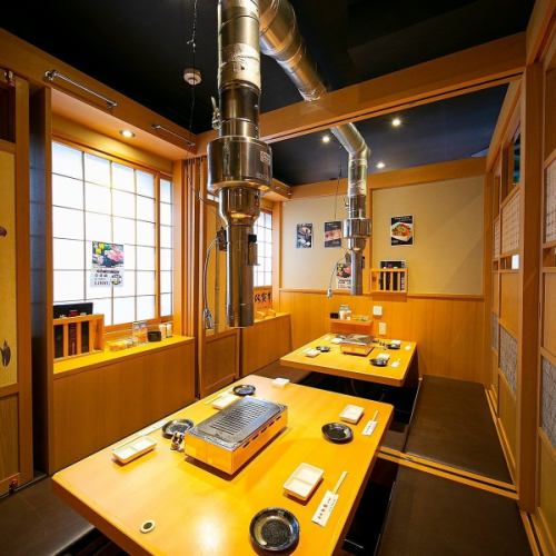 【掘りごたつ個室/16名様まで】人数多めの飲み会に◎広々使える座敷。会社のミーティングや、いつもより人数が多く広々と過ごしたい飲み会に◎ 足元ゆったりとお過ごしいただける掘りごたつの完全個室をご用意いたしました。人数にあわせてお部屋の拡張も可能。16名様までの完全個室としてご利用いただけます。