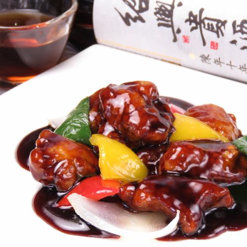 美容効果大で女性人気抜群！黒酢のまろやかな酸味とコクがヤミツキ！【黒酢の酢豚　1,650円 (税込)】