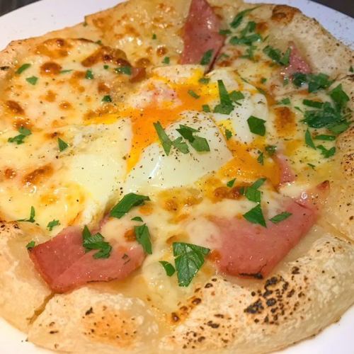 モルタデラと卵のピザ