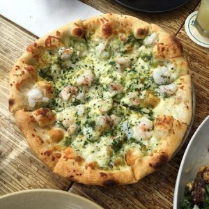 Pizza (avocado and seafood)