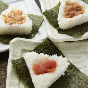 Rice ball (salmon and plum)