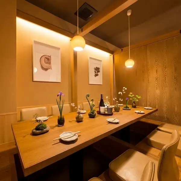 [Private Group Room] A spacious and private space available for groups of 6 or more! Enjoy your meal and conversation without worrying about your surroundings, making it perfect for medium-sized banquets, company year-end parties, and gatherings with friends.Enjoy a lively time surrounded by our signature dishes and delicious drinks, while stretching out your legs in our relaxed, sunken-floor seating area!