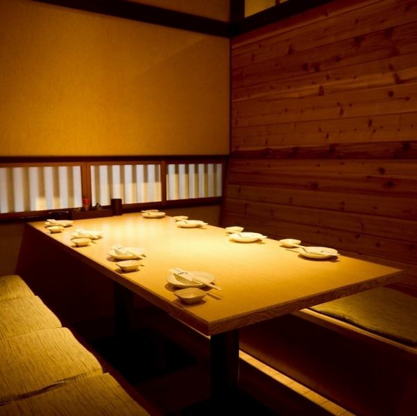 洗練された和モダンなデザインで落ち着く店内。個室・半個室完備で周りを気にせず気兼ねなくお過ごし頂けます。接待はもちろん、女子会や大切な方のお祝いにもぴったりなプライベート空間となっております。各種宴会におすすめな単品飲み放題や飲み放題付きコースなどもご用意◎