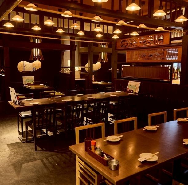暖かみのある照明と木の温もり溢れるお席で居心地の良い空間を演出。当店は個室だけでなくカウンター、テーブル席も充実しており、デートやお一人様にもぴったり◎富山地鉄市内線電鉄富山駅・エスタ前駅出口徒歩約3分とアクセスも良いのでお気軽にお立ち寄りいただけます。