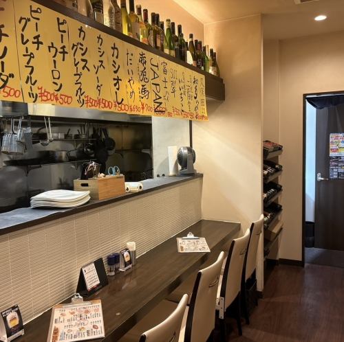 賑やかな店内で友人や家族と食事をお楽しみください。