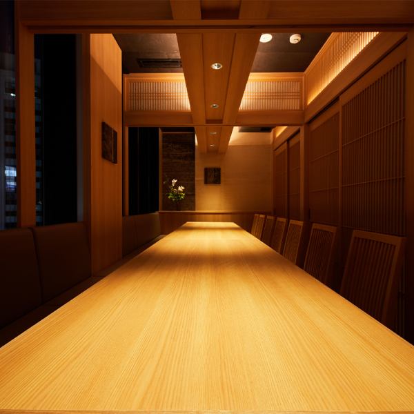 【全席完全個室】当店は全席完全個室で、プライバシーを重視した落ち着いた空間をご提供。普段のお食事から接待、宴会まで様々なシーンに最適な個室を完備。居心地の良さを追求したデザインと照明で、ゆったりとしたひとときをお楽しみいただけます。少人数から大人数まで対応可能で、特別な時間をお過ごしください。