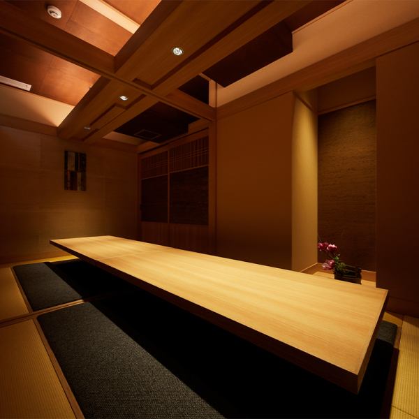 【小型宴会『2名～10名』】当店の個室は、間接照明がほんのり照らす暖かい雰囲気で、おしゃれな空間。女性にも好評で、2名様から10名様まで対応可能です。デートや女子会にぴったりの個室で、プライベート感を大切にしたひとときをお楽しみいただけます。有楽町での特別な時間に最適な空間です。