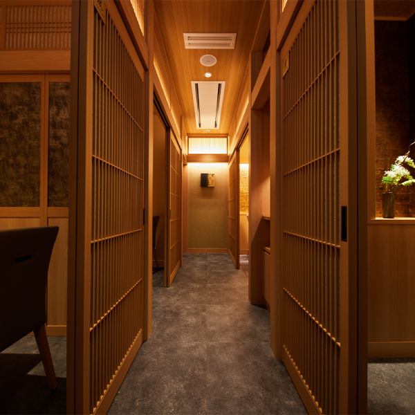 【中型宴会】当店の宴会個室は完全個室でプライバシーを守りながら快適にお過ごしいただけます。和の落ち着いた雰囲気が漂う空間は、接待やビジネスシーンにもぴったり。個室は完全に仕切られており、2～10名様まで対応可能。周囲を気にせず、リラックスしたひとときをお楽しみください。有楽町での大切な宴会に最適です。