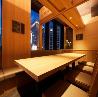 銀座の夜景が一望できる個室をご用意しております。高層階から眺める幻想的な景色を楽しみながら、プライベートな空間でお食事をお楽しみいただけます。夜景の輝きが、特別なひとときをさらに引き立て、接待や大切なお祝い、記念日にぴったりの場所です。贅沢な時間を、心ゆくまでご堪能ください。