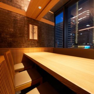大きな窓が特徴の解放感のある個室をご用意しております。自然光が差し込み、開放的でリラックスできる空間で、ゆったりとお食事を楽しんでいただけます。周りを気にすることなく、プライベートな時間をお過ごしいただけるので、接待や特別な集まりに最適です。美しい景色とともに、贅沢なひとときをお楽しみください。