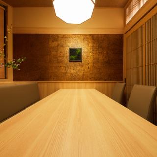 当店は、こだわりの落ち着いた色合いや上質な素材を使用し、洗練された雰囲気を演出。細部にまで気を配ったデザインが、特別なひとときをより一層引き立てます。お食事を楽しみながら、贅沢な空間でリラックスしてお過ごしいただけます。接待や記念日など、大切な時間を過ごすのにふさわしい環境をご提供します。