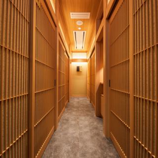 扉付きの個室をご用意しており、周りを気にすることなく、プライベートな空間でお食事や会話をお楽しみいただけます。完全に仕切られた空間なので、接待や大切な集まりにも最適。リラックスして過ごせる静かな雰囲気の中で特別なひとときをお過ごしいただけます。どんなシーンにも対応できる、安心して利用できる個室です。