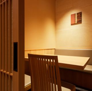 少人数から大人数まで対応できる個室をご用意しております。人数に応じた広さの個室を完備しており、プライベート感を大切にした空間で、お食事や会話をお楽しみいただけます。少人数での会話を楽しむひとときから、大人数での宴会や集まりまで。どんなご要望にも柔軟に対応できる個室で、特別な時間をお過ごしください。