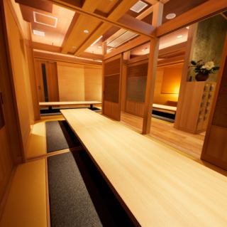 大人数でゆったりとくつろげる掘りごたつの個室をご用意しております。足元が楽で、長時間のお食事でも快適にお過ごしいただけます。会社の宴会や大切な集まりに最適です。プライベート感を大切にした空間で、周囲を気にせず、存分にお食事や会話をお楽しみください。特別なひとときをサポートいたします。
