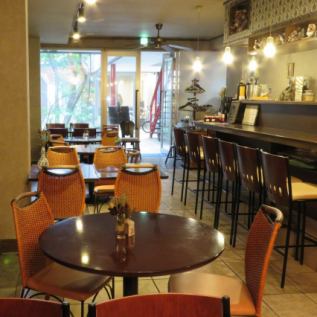 We have changed the space with the neighbor to a spacious seating style.Enjoy a calm meal with a perfect social distance