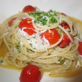 Spaghetti, fried shirasu and cherry tomatoes with oregano flavor