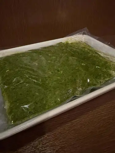 🌿バジルソース🌿作りました！
200g1728円
明日9/9(水)迄冷蔵。
そのあとは、冷凍にてのお渡しです。

昼間のコース終了から3時間。
桃炊いて、アイス作って、バジルソース作って。

お客さまがいらっしゃらなくても、やる事はとめどなくありますです🌀

無花果をお願いしたら、ひょっこりバジルが届きまして。今期初ですね。

直ぐに加工しないと黒くなってしまうのですが。
昨年も今年も、やりたくても取り掛かれる時間が無くて見送っておりましたが。

このお天気、ある意味、ラッキーな仕込み日和。

🍑も、今年最後の入荷分(つもり)の加工に手が付きました！他、無花果やブラムリーが、我よ我よと。

ひしめいておりまする。

昨年は、バタバタの最中、発注を見送ってしまった青リンゴ。ブラムリーが手に入らずしてグラニースミスを使用しましたが、私はこっちのほうが好きだな😊

ブラムリーはイギリス生まれ。
グラニースミスはオーストラリア生まれ。

日本ではどちらも小布施で作っておりますが、ブラムリーの方が青林檎らしい酸味がバチっと決まります！

今年は、早期に10キロ注文しました🙃
こちらも10/4のワイン会で使用したいと思います♪

そんな10/4スペイン会🇪🇸
定員空きが4枠と増えております🤣

是非、新規エントリーお待ちしてます♪
☎️0542510807

⭐️明日のランチ、どないしよ？
雨ならお休みしたい気持ちと、仕込みはわんさか。
悩みどころ。。メール予約は解放しております⛓️‍💥

♯ルモマン静岡
♯静岡ワインバー
♯ワインとスイーツ
♯雨の日の仕込み
