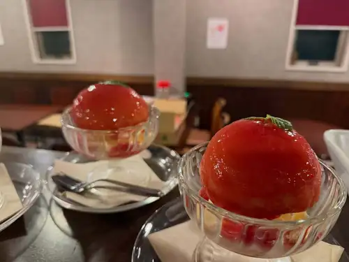 ピーチメルバ最新情報🍑
山形、福島、山梨、各地の桃が追熟待ちです。

その数、何と50玉。
台風の影響で、気温がガクンと下がり始める今。
メルバの需要も落ち気味となりますが。

ここだけで100食。
現、加工分30色位と潤沢です🩷

もう、今季は仕入れをストップしますので、あるだけ

私はこの夏、ひとりで何食仕込んだでしょうか？

今年、はじめて数を数えまして。
それだけ余裕なのか？否か？それゆら不明ですが。

想定よりも少ないのか多いのか？すら麻痺してわかりません。。

是非、食べに来て下さーい♪

今週はお天気優れないので、前日までの事前予約がない限り、雨の日はランチお休み予定です。

ご予定はお早目に計画下さい。
☎️0542510807

♯ルモマン静岡
♯静岡ワインバー
♯ワインとスイーツ
♯ピーチメルバ