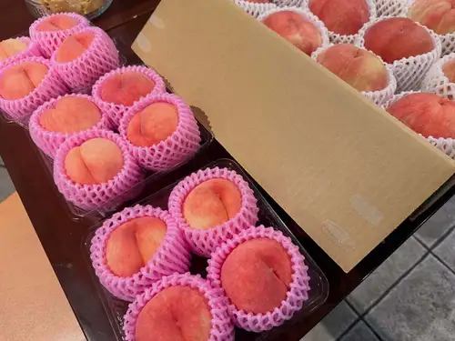 ピーチメルバ最新情報🍑
山形、福島、山梨、各地の桃が追熟待ちです。

その数、何と50玉。
台風の影響で、気温がガクンと下がり始める今。
メルバの需要も落ち気味となりますが。

ここだけで100食。
現、加工分30色位と潤沢です🩷

もう、今季は仕入れをストップしますので、あるだけ

私はこの夏、ひとりで何食仕込んだでしょうか？

今年、はじめて数を数えまして。
それだけ余裕なのか？否か？それゆら不明ですが。

想定よりも少ないのか多いのか？すら麻痺してわかりません。。

是非、食べに来て下さーい♪

今週はお天気優れないので、前日までの事前予約がない限り、雨の日はランチお休み予定です。

ご予定はお早目に計画下さい。
☎️0542510807

♯ルモマン静岡
♯静岡ワインバー
♯ワインとスイーツ
♯ピーチメルバ