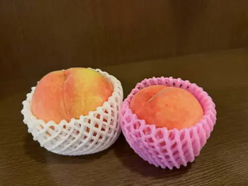 ピーチメルバ最新情報🍑
山形、福島、山梨、各地の桃が追熟待ちです。

その数、何と50玉。
台風の影響で、気温がガクンと下がり始める今。
メルバの需要も落ち気味となりますが。

ここだけで100食。
現、加工分30色位と潤沢です🩷

もう、今季は仕入れをストップしますので、あるだけ

私はこの夏、ひとりで何食仕込んだでしょうか？

今年、はじめて数を数えまして。
それだけ余裕なのか？否か？それゆら不明ですが。

想定よりも少ないのか多いのか？すら麻痺してわかりません。。

是非、食べに来て下さーい♪

今週はお天気優れないので、前日までの事前予約がない限り、雨の日はランチお休み予定です。

ご予定はお早目に計画下さい。
☎️0542510807

♯ルモマン静岡
♯静岡ワインバー
♯ワインとスイーツ
♯ピーチメルバ