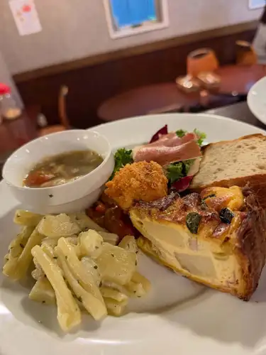 9月13日。日曜日。
本日もランチやってまーす！

メルバ潤沢🍑食べに来て❤️

社会ルモマン静岡
♯静岡ワインバー
♯ワインとスイーツ
♯ピーチメルバ