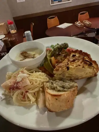 9月16日のプレートランチ🍑

本日、桃とブラッターチーズの冷製パスタです！
桃のパスタは本日まで。

こちらのゲリラランチ、今月一杯で終了です！
お早めに〜
☎️0542510807

♯ルモマン静岡
♯静岡ワインバー
♯ワインとスイーツ
♯ゲリラランチ
