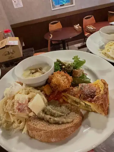 9月19日。周六套餐！
今天的沙拉有烤蔬菜和自制烤猪肉🫜

最后下单时间截止到14:30！
☎️0542510807

#LeMoman静冈
#静冈葡萄酒吧
#葡萄酒和甜点
#游击午餐