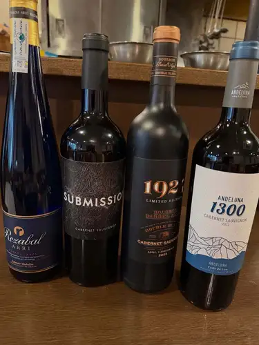 9월 18일.하나킨~🎶

신착 와인 안내 🍷
최근 「카베르네」를 좋아하는 분이 많고, 오른쪽에서 3개는 산지 차이의 카베르네 소비뇽.

왼쪽은 기다리고 있었습니다!의 바스크차코리입니다.
과연 발포는 어떻습니까? 😎

그리고이 연휴 중에는 마지막 것입니까?
흰 복숭아 쇼트 케이크 🍰 완성 🧁

산 마르 차노, 올리브, 키누아, 엘브 ° 프로방스 빵은 어쩌면 19시 반경에 구워집니다!

멜버 서비스가 시작되었습니다!
※두 전의 투고를 봐 주세요.

인스타 보았어!의 말씀과.
1잔이나 1품의 주문을 별도 부탁드립니다 🙇

덧붙여서 오늘의 예약은 없습니다

☎️0542510807

♯르모만 시즈오카
♯시즈오카 와인 바
♯ 와인과 디저트
♯ 복숭아 멜바
