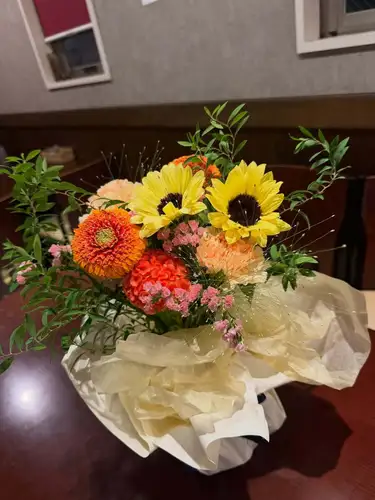 September 20th.It's raining.
Many of tomorrow's reservations have been moved up, so we only have reservations available for early time slots.By the way, tomorrow I'll be working alone, including during lunch, but it's practically empty.
These flowers were a gift from my husband for the equinox.
Thank you as always 😊
I'll be working hard night after night again tonight!
#LeMomanShizuoka
#Shizuoka Wine Bar
#Wine and sweets
#Ohigan