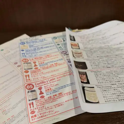 9月25日。ハナキン〜🎶
束の間の晴れ☀️
本日、次回10/4スペインワイン会で提供のコカ食べれます!これを1度目に試作して、思わず「旨っ」って声が漏れる程だったので、今回のスペインワイン会の構成をガラリと変えた訳ですが。
折角であれば、秋のおまちバルでも提供出来ないかなぁと思案中!
ワイン会の当日、20名を超えるオペレーション、バルの入店バラバラ時短提供、大量生産の全てをクリアするには、ただ焼ければ良いって物ではなく。
1枚サイズ、大判サイズetc,
それぞれ検証が必要な訳です。
そして、先日の投稿でも書きましたが。
AIを駆使して制作した資料も、左から右へ。
何ターンも繰り返しましたが、ワイン会常連様の
「情報量満載の資料」を求めるお声が多く、結局は従来の私の言葉で伝える資料に戻りました🙃
今回、10/4(日)スペイン会🇪🇸
めっちゃお料理、ワイン、資料、全てに自信があります❣️まだ5枠空きがございます!
是非、新規エントリーお待ちしております^_^
☎️0542510807
明日、9/26(土)のランチ。
オープン同時8名のご予約あり。ワンオペです。
フリー来店は12時半〜と調整しておりますが、コカや焼きニョッキetcかなりメニューが充実しておりますので、狙い目です。
翌、27(日)もワンオペにてパスタランチのみ。
14時半完全クローズ/ディナー休み
29(火)ランチ休み/ディナー17時〜
30(水)ワンオペランチ最終日
10/3(土)臨時ランチ営業あり
10/4(日)ランチ休み/ワイン会
10/6(火)〜前日までの事前予約4名様よりランチ対応
10月より通常営業に戻ります!
宜しくお願いします🙇
☎️0542510807
♯ルモマン静岡
♯静岡ワインバー
♯ワインとスイーツ
♯ワイン会