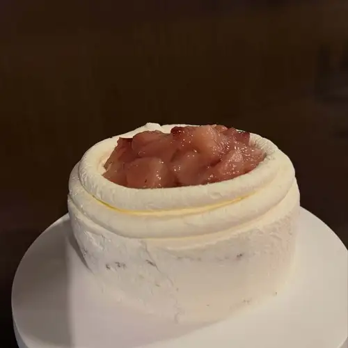 10月16日。ハナキン〜🎶

今季最終桃さんです🍑
西王母のショートケーキと特大メルバ。

すっきり終了できない桃さんですが。
これは最終便の入荷を終えてから、取引先ある八百屋さんが実際に甲府で買付してきてくれた新品種です。

夕空と川中島白鳳の勾配種だそうで、私も初めて使用しました。

そもそも夕空が白桃と暁と勾配種なので3種種勾配によって生まれた🍑ちゃんです。

物凄い特大でしたが、加工してみると皮が厚い為が普通の大玉って感じとなりました。

そもそもメルバさんに向く桃は、皮がつるんと剥かなければ向かないのですが、これはおやが白鳳系なのでいけるかと思いましたが、めっちゃしんどかった🥲

28食分として入荷したものの、製品になったのは半分あったかな？位の最終です。

因みに5玉映っておりますが1食は売約なので4食です

是非、食べに来てください〜

因みに、今週金土は、何と！予約ゼロです。
日曜日は、まだ何とも言えませんが、午後は店舗メンテナンスとしてお休みしたいので、この金土、狙い目です。

そして、最後の画像はお分かりいただける方のみのサービスです。数量限定限定となりますので、手隙の今週末、是非、ウハウハしましょう🍾

#ルモマン静岡
#静岡ワインバー
#ワインとスイーツ
#クレマンダザス