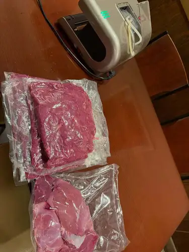 10月24日。土曜日。
本日は予約してゼロ日です。
お昼に来てから、4キロの猪肉と格闘してましたが。
ようやく片付きました！

雨降ってるのかいな？
後程、ランチpostあげまーす！

明日はランチだけでクローズします！

#ルモマン静岡 
#静岡ワインバー
#ワインとスイーツ
#ジビエ肉