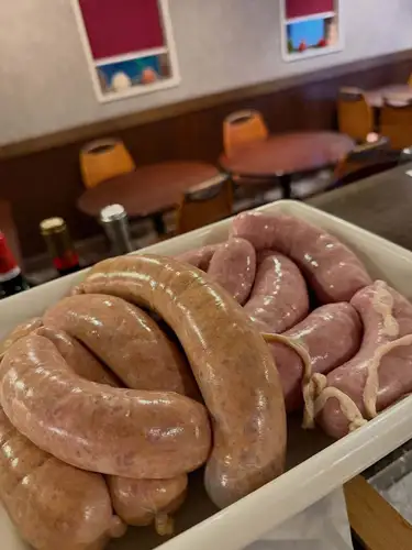 10月21日。水曜日。
久々にソーセージを作りました！
ホントは羊腸詰めしたかったのだけど、羊腸が今回破れまくるので😅仕方なく豚腸詰にしました。

なので、ぶっ太いフランクみたいになっております。
1日乾かしますので、提供は明日からとなります。

ランチが終えて、自炊生活の中で、寝かせ玄米を主食としてるのですが、まぁこれにカレーをかけたり納豆かけたり、基本が丼物1品生活の毎日。

そんなこんなで。
味変に良くカレーを使用するので、今回は半分カレー味にしてみました。

ブレーンもナツメグ、ジンジャー、クミンと。
結構冬よりな感じで仕上げましたけど。

10月、めちゃ暑いよね？
9月の方がよっぽど寒かった💧

明日は、金曜日の朝方早い為、25時にて退散します！
夜な夜なさんは、早よ来てね❤️

#ルモマン静岡
#静岡ワインバー
#ワインとスイーツ
#自家製ソーセージ