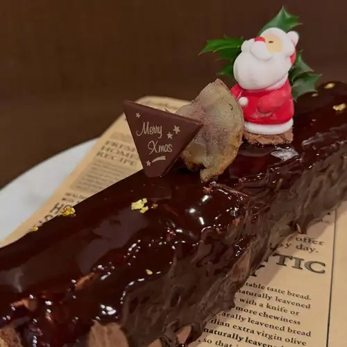 10月26日。月曜日。
16時オープンします🌲

大雨ですが、今朝はオーダーケーキやキッシュのテイクアウトが色々あり、午前から色々仕込んでおります

折角なので、クリスマスケーキのサンプルを制作しました！

これになるかはわかりませんが。
今年はシュガーサンタ🎅をたんまり注文し過ぎまして
何か2種類は作りたいなぁと思いまして。

当店では定番のアルザス郷土菓子「ケークエコセ」に
ブラムリー(イギリス原産青林檎)のコンポートを挟み
上には艶々のグランサージュショコラを上掛け。

本日は写真撮影の為だけに制作しましたので。
お店で食べられます♪

こんな大雨の日。
大人のショコラスイーツとワイン🍷

優雅な時間を過ごしませんか？
本日も夜な夜なお待ちしております^_^

#ルモマン静岡
#静岡ワインバー#ワインとスイーツ
#クリスマス