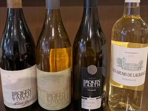 10月30日。ハナキン〜🎶
本日も、朝から仕込みに励んでおります🍷
焼いたのは、ブリオッシュ。
これは、私の一押しスイーツのサマータルトでも焼きますから定番なのですが、数年前から、クリスマスディナーでやりたいな。と常々、思っておりました!
フォアグラとブリオッシュは定番ですが。
今回作ったのは、鶏レバーのムース。
これを、ブリオッシュに合わせて欲しいのです。
もう10年も昔、一緒に働いていたイタリアンシェフに
ブリオッシュを焼いてくれ。と頼まれたのですが。
当時の私には、技術が足りませんでした。
あれから10年。
毎年焼き続けてるブリオッシュ、旨いですよ😋
ただ、テットド型と丸めただけで焼いたのは初めてなので。ちょっと火加減調節はしたい感じですね。
まだ試作途中なのですが、この後、ズワイガニもやりたい所。
本日、画像のワイン、開けちゃおうかと思っています
何たって、1番右はボルドー格付け3級が造る白。
正直、メインに持ってきたボルドー5級の赤より仕入れ値1・4倍位です。
他、今季最終かと思われる無花果のタルト。
今宵の予約は18時半から1件だけです。
11月17(火)都合により、お休みします。
変わって、ほか、日曜日に営業日取りますがまだ未定
決定次第、お知らせ致します。
12/6ワイン会は空き8名です。
今晩こちらのグランヴァン抜栓しますが、1650円でも
🉐な感じ。
いやいや。ワイン会がお得すぎるの🉐
是非、早期エントリーご検討下さい♪
☎️0542510807
#ルモマン静岡
#静岡ワインバー