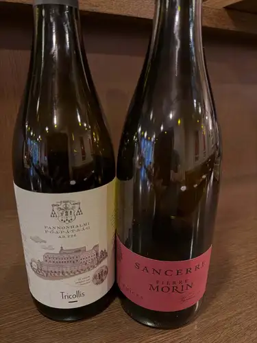 10月28日。水曜日。
昨日の続きの仕込みしております🍷
今週末に、数点12/6のワイン会の試作を合わせたいと思います。楽しみにしていて下さい^_^
昨夜の上がりは、ホントに今朝でして。
完全な朝でした☀️
ちょいとお疲れ気味のおばはんですが。
襲撃は同業者でして、中々良きワインが空いてます🍷
私が今、1番推しの若き料理人。
新店オープンしたばかりで、多忙な最中やってきてくれまして。
これ又、嬉しい事に。
「美紀さんのワイン、チーズのセレクト大好き❤」
そして、あなたの作るパンが好き😊
と言ってくれる息子の様に若き青年。
内臓が大分疲れておりますが。
とても良き時間でした♪
今宵も程々に夜な夜なしましょう🎶
#ルモマン静岡
#静岡ワインバー
#ワインとスイーツ
#ワイン会の試作