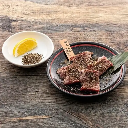 Beef tender skirt steak with black pepper and lemon