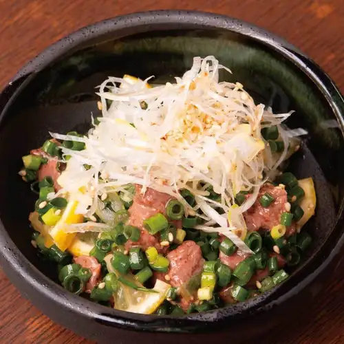 Beef liver with salt, lemon, and green onions [Cooked meat product]