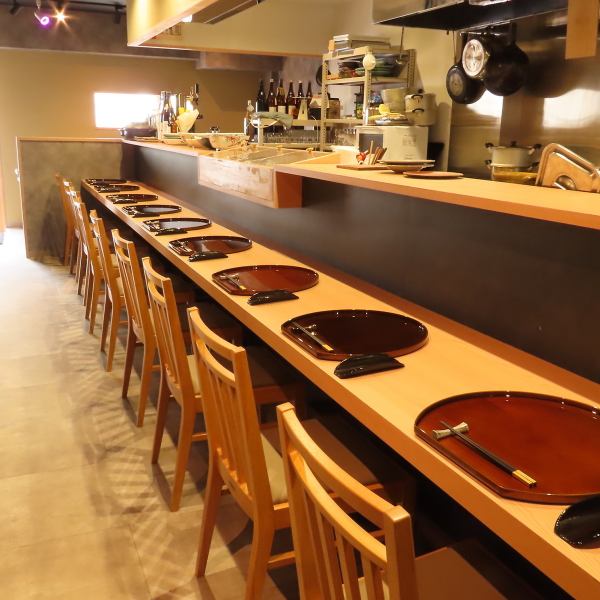 シックで落ち着きのある店内は、和を基調とした洗練されたデザインが魅力です。お一人様でも気兼ねなく過ごせるカウンター席のほか、グループでの飲み会や宴会に最適なテーブル席、さらにプライベート感を重視した個室も完備しております◎仕事終わりの一杯から大切な接待まで、幅広いシーンに寄り添う大人の隠れ家です♪