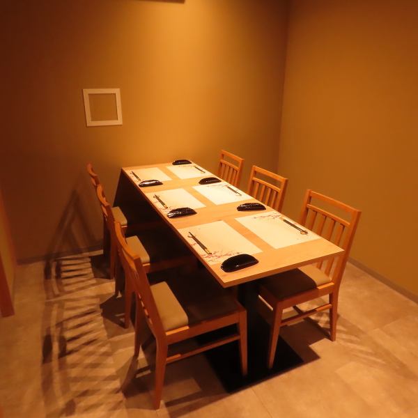 木材の質感を生かした和モダンなインテリアは、どんな世代の方でもリラックスして過ごせる雰囲気です。少人数での会食から中規模の宴会まで、柔軟に対応可能なお席をご用意しております。落ち着いた照明の中で、豊洲直送の鮮魚やこだわりの地酒をゆっくりと味わいながら、心温まるおもてなしを体験してください◎