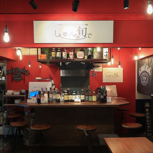 狸COMICHIの2階へ上がると広がる、開放的で活気あふれる空間！その中心にある“赤い店舗”が「しゅんが旬で」です。ライブ感を楽しめる特等席のカウンターに加え、グループでゆったり座れるテーブル席も多数ご用意。女子会や会社帰りの飲み会など、みんなでワイワイ盛り上がれるお店です！