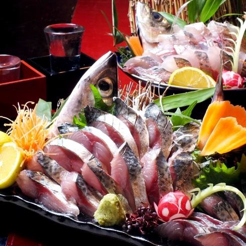 您可以享用豪华的海鲜，如华丽的生鱼片生鱼片和新鲜生鱼片。