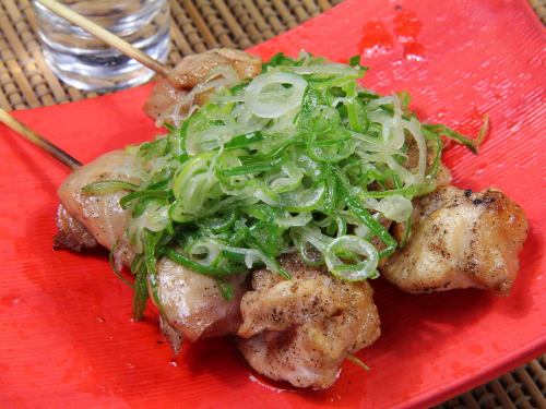 1 skewer covered with chicken thighs and green onions